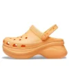 Classic Clog im Retro-Stil von Crocs mit dicker Sohle, orange, Sandalen mit kleinem Wal-Motiv