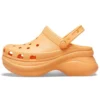Classic Clog im Retro-Stil von Crocs mit dicker Sohle, orange, Sandalen mit kleinem Wal-Motiv