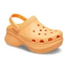 Classic Clog im Retro-Stil von Crocs mit dicker Sohle, orange, Sandalen mit kleinem Wal-Motiv