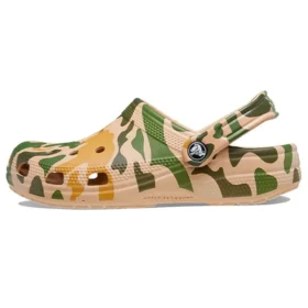 Classic Clog mit Camouflage-Print «Khaki-Grün»