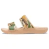 Klassische Crocs mit Krokodil-Camo-Print «Tan Green»