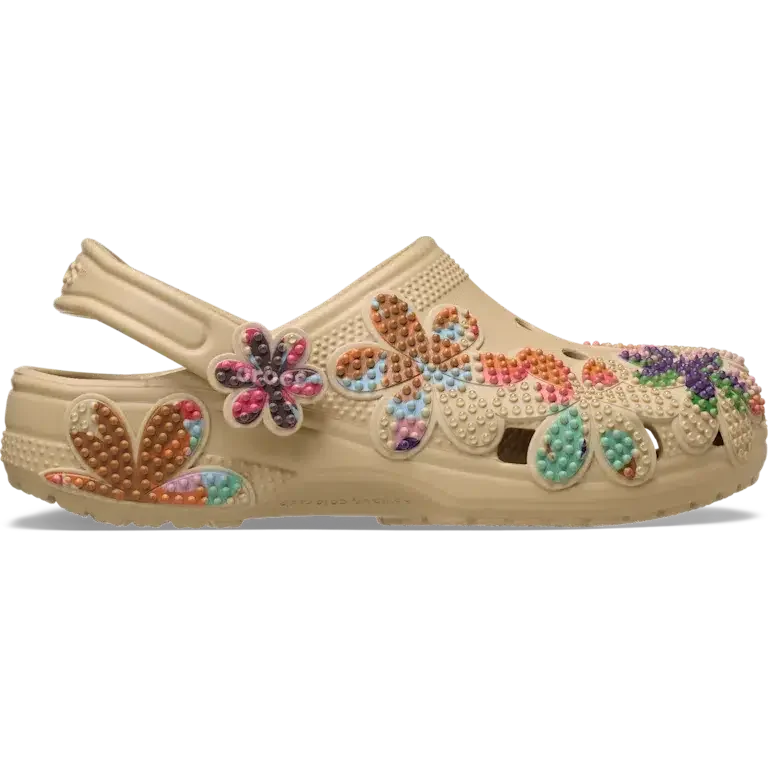Klassischer Sommer-Clog mit Perlen Klassischer Sommer-Clog mit Perlen
