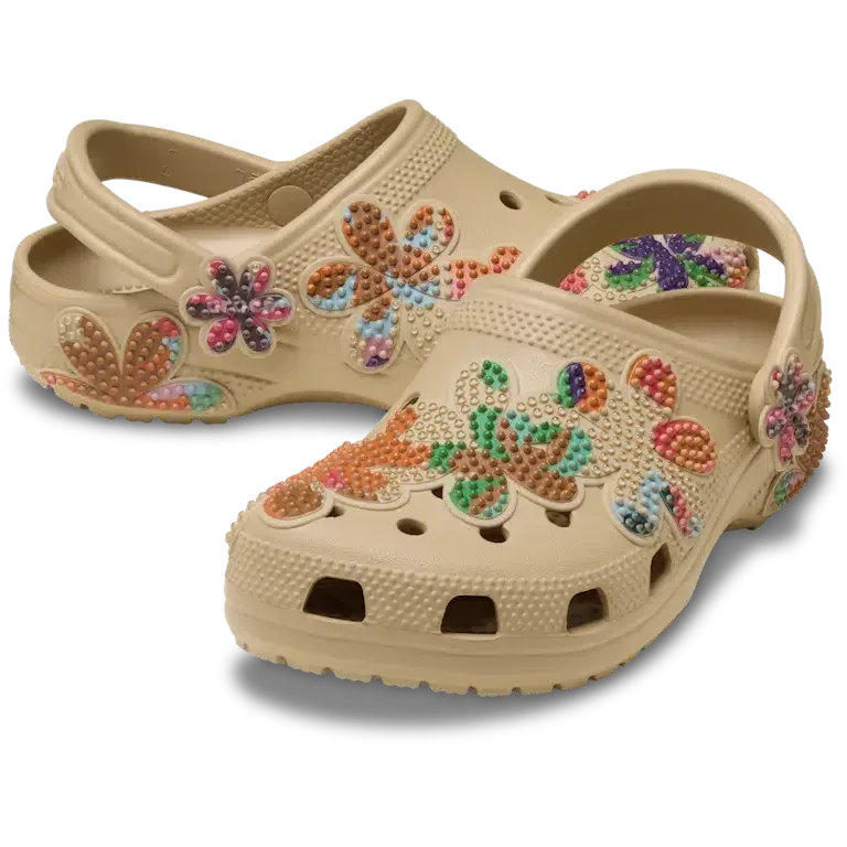 Klassischer Sommer-Clog mit Perlen Klassischer Sommer-Clog mit Perlen