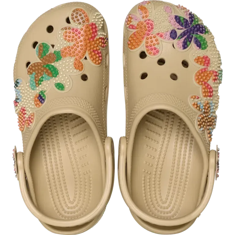 Klassischer Sommer-Clog mit Perlen Klassischer Sommer-Clog mit Perlen
