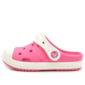 Kleine Crocs Outdoor-Sandalen mit flachem Absatz in Pink Kleine Crocs Outdoor-Sandalen mit flachem Absatz in Pink