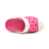 Kleine Crocs Outdoor-Sandalen mit flachem Absatz in Pink
