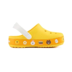 Kleine Crocs-Strand-Sandalen in Gelb
