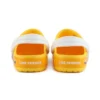 Kleine Crocs-Strand-Sandalen in Gelb