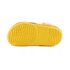 Kleine Crocs-Strand-Sandalen in Gelb