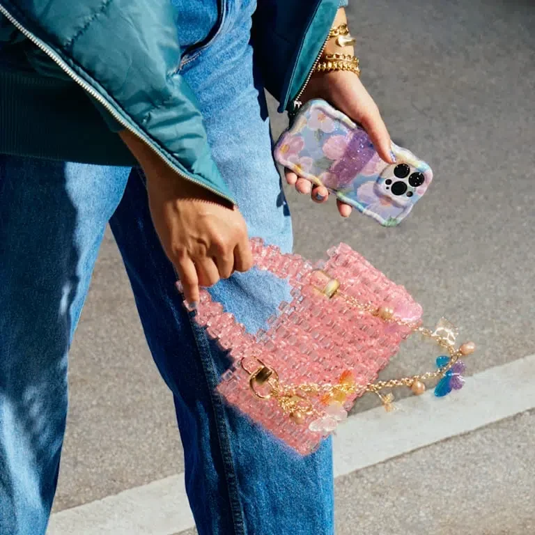 Taschenanhänger mit Schmetterling und langer Kette Taschenanhänger mit Schmetterling und langer Kette